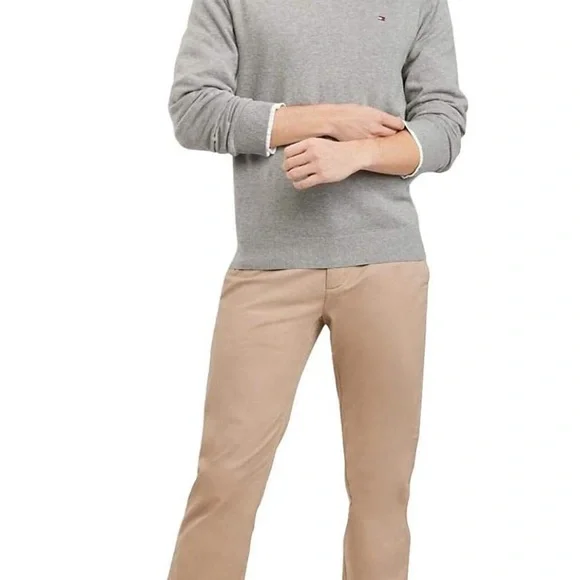 Tommy Hilfiger
Solid Logo V-Neck Sweater size mens XL
Color Grey Heather - Picture 7 of 8